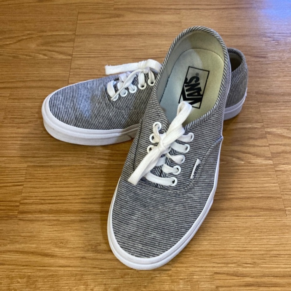 Lace up Vans-grey/white pinstripe-size 9
Unisex shoe